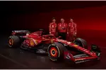 Foto zur News: Ferrari SF-24 mit Charles Leclerc, Frederic Vasseur, Carlos Sainz