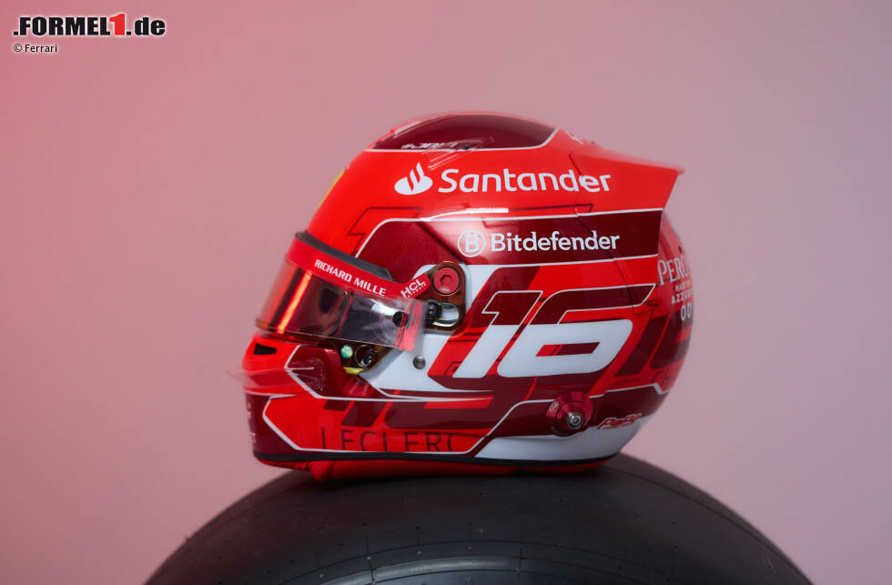 Foto zur News: Helm von Charles Leclerc (Ferrari)