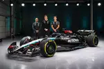 Foto zur News: George Russell (Mercedes), Toto Wolff und Lewis Hamilton (Mercedes)