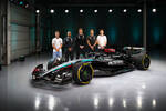 Foto zur News: Mercedes-Gruppenfoto mit dem W15, Teamchef Toto Wolff, Lewis Hamilton, George Russell sowie den Ersatzfahrern Mick Schumacher und Frederik Vesti