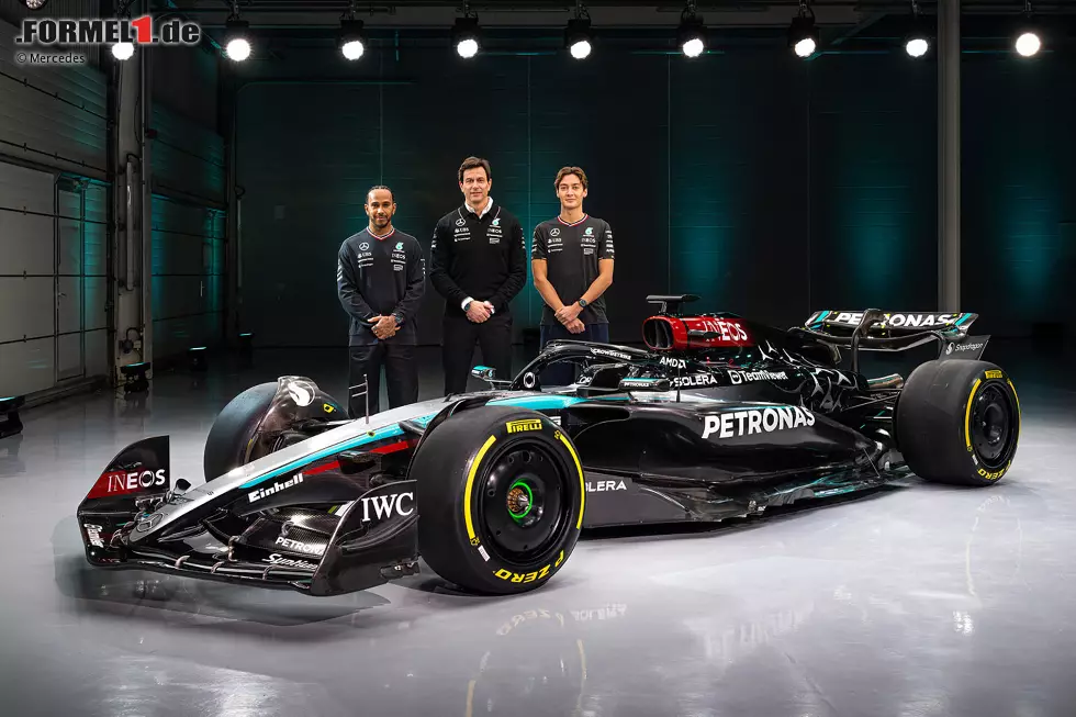 Foto zur News: George Russell (Mercedes), Toto Wolff und Lewis Hamilton (Mercedes)