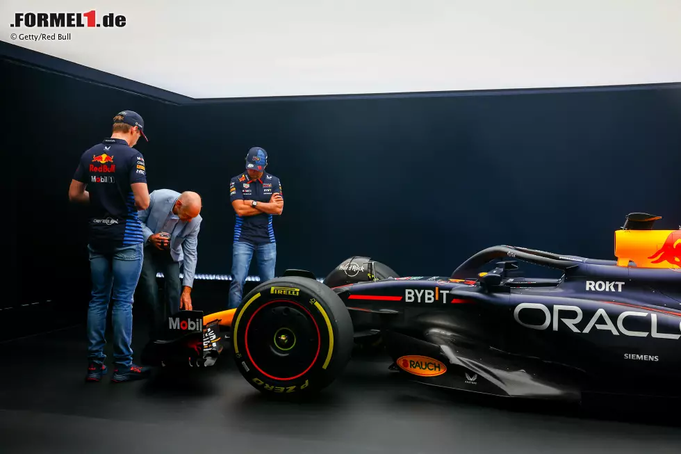 Foto zur News: Max Verstappen (Red Bull), Sergio Perez (Red Bull) und Adrian Newey