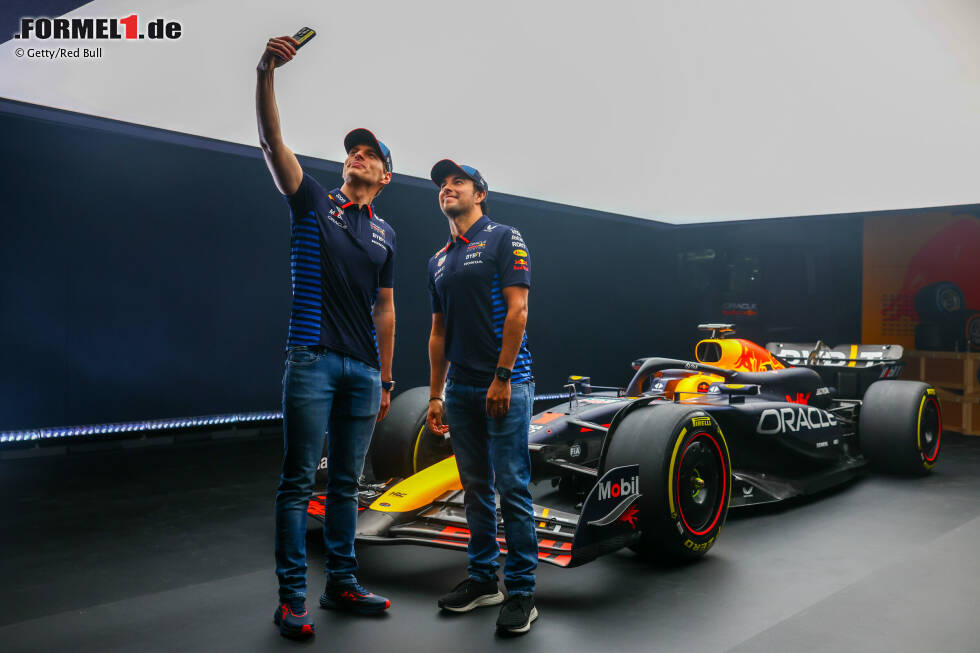 Foto zur News: Max Verstappen (Red Bull), Sergio Perez (Red Bull)