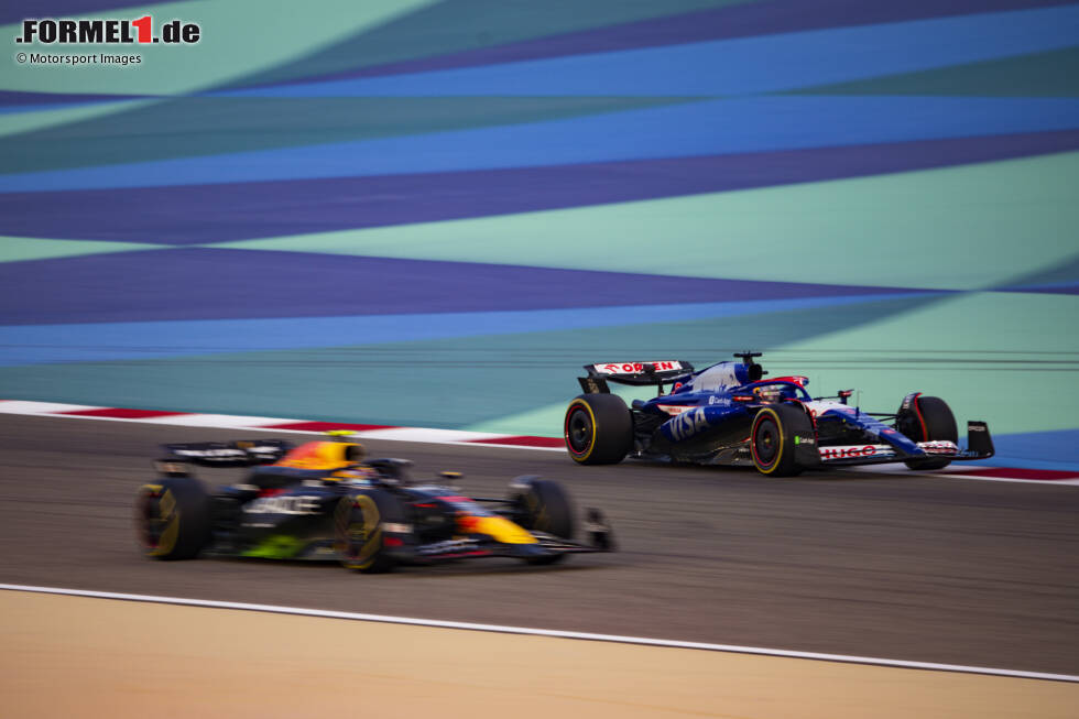 Foto zur News: Sergio Perez (Red Bull) und Daniel Ricciardo (Racing Bulls)