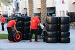 Foto zur News: Ferrari-Mechaniker mit Pirelli-Reifen
