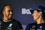 Foto zur News: Alexander Albon (Williams) und Lewis Hamilton (Mercedes)