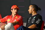Foto zur News: Carlos Sainz (Ferrari) und Lewis Hamilton (Mercedes)