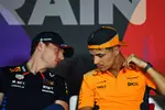 Foto zur News: Max Verstappen (Red Bull) und Lando Norris (McLaren)