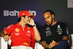 Foto zur News: Carlos Sainz (Ferrari) und Lewis Hamilton (Mercedes)