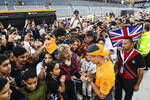 Foto zur News: Lando Norris (McLaren) mit Fans