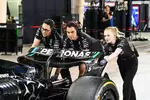 Foto zur News: Mechaniker bei Mercedes