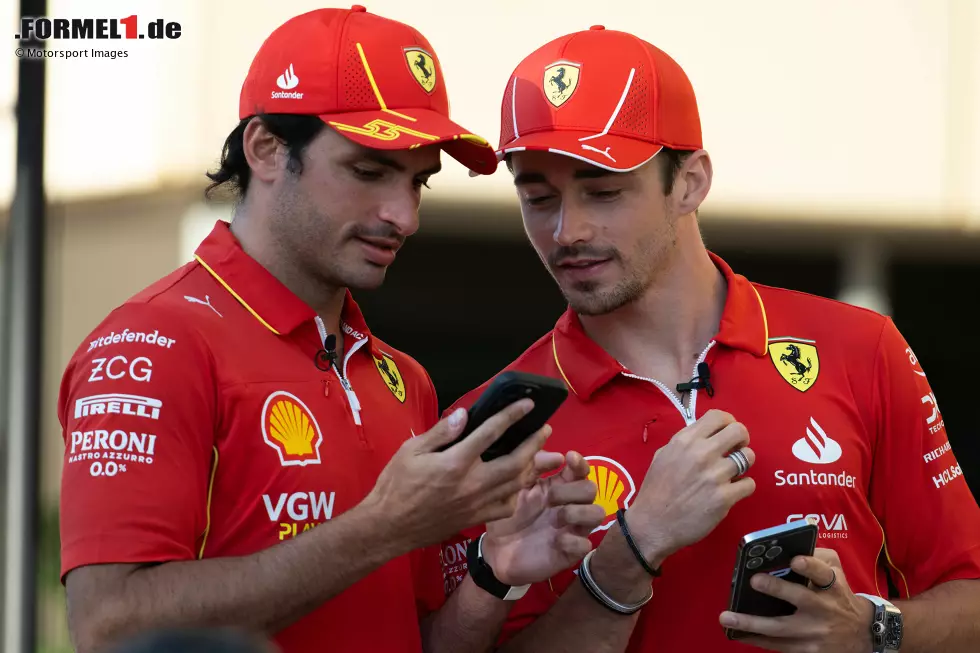 Foto zur News: Carlos Sainz (Ferrari) und Charles Leclerc (Ferrari)