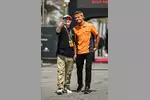 Foto zur News: Lando Norris (McLaren) mit Fan