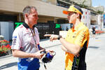 Foto zur News: Alan Permane (Racing Bulls) mit Oscar Piastri (McLaren)