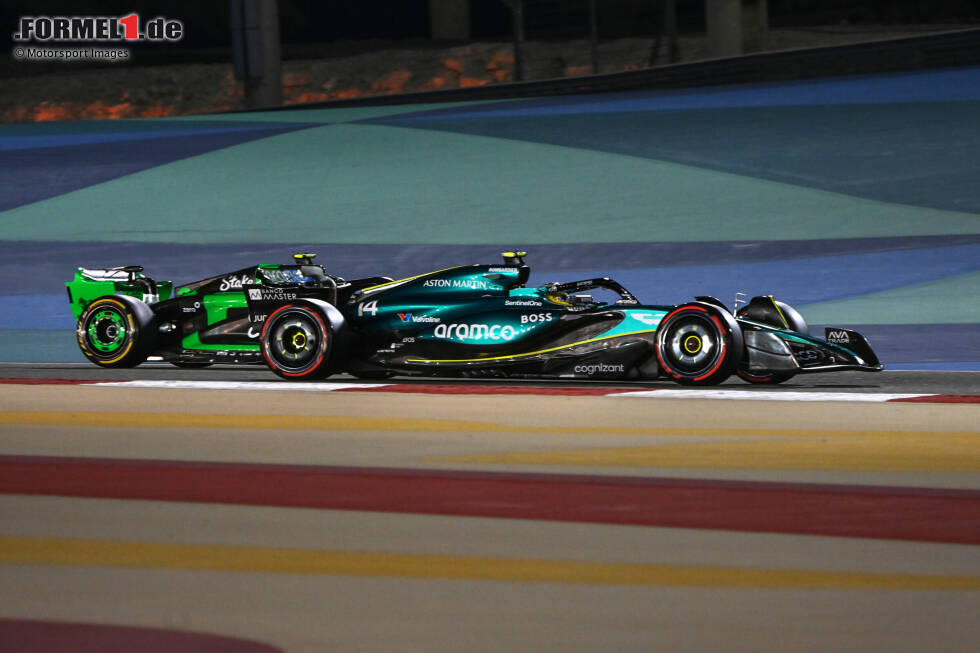 Foto zur News: Guanyu Zhou (Sauber) und Fernando Alonso (Aston Martin)