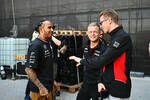 Foto zur News: Lewis Hamilton (Mercedes), Kevin Magnussen (Haas) und Nico Hülkenberg (Haas)