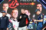 Foto zur News: Sergio Perez (Red Bull), Nico Hülkenberg (Haas) und Max Verstappen (Red Bull)