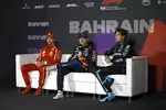 Foto zur News: Charles Leclerc (Ferrari), Max Verstappen (Red Bull) und George Russell (Mercedes)