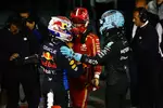 Foto zur News: Max Verstappen (Red Bull), Charles Leclerc (Ferrari) und George Russell (Mercedes)