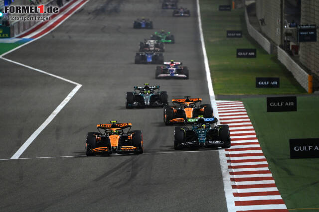 Foto zur News: Lando Norris (McLaren) und Fernando Alonso (Aston Martin)