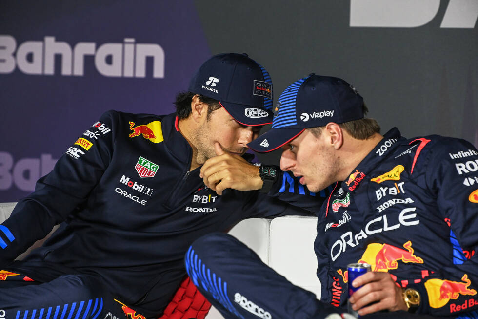 Foto zur News: Sergio Perez (Red Bull) und Max Verstappen (Red Bull)
