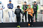 Foto zur News: Guanyu Zhou (Sauber), Logan Sargeant (Williams), Lewis Hamilton (Mercedes), Oscar Piastri (McLaren) und Valtteri Bottas (Sauber)