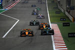 Foto zur News: Lando Norris (McLaren) und Fernando Alonso (Aston Martin)