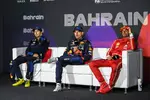 Foto zur News: Sergio Perez (Red Bull), Max Verstappen (Red Bull) und Carlos Sainz (Ferrari)