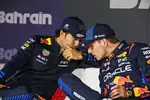 Foto zur News: Sergio Perez (Red Bull) und Max Verstappen (Red Bull)