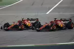 Foto zur News: Carlos Sainz (Ferrari) und Charles Leclerc (Ferrari)