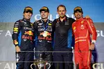 Foto zur News: Sergio Perez (Red Bull), Max Verstappen (Red Bull) und Carlos Sainz (Ferrari)