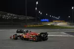 Foto zur News: George Russell (Mercedes) und Charles Leclerc (Ferrari)