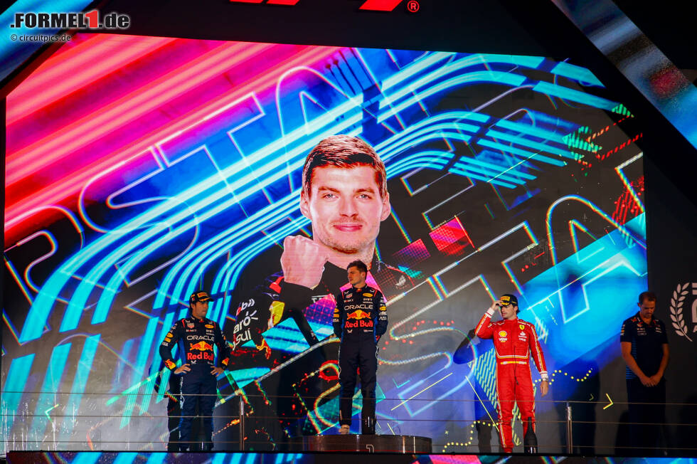 Foto zur News: Max Verstappen (Red Bull), Sergio Perez (Red Bull) und Carlos Sainz (Ferrari)