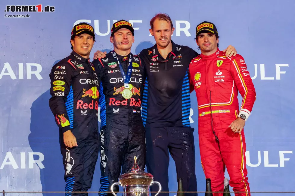 Foto zur News: Sergio Perez (Red Bull), Max Verstappen (Red Bull) und Carlos Sainz (Ferrari)