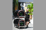 Foto zur News: Mercedes-Mechaniker mit Pirelli-Reifen