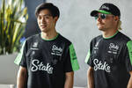 Foto zur News: Guanyu Zhou (Sauber) und Valtteri Bottas (Sauber)