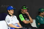 Foto zur News: Yuki Tsunoda (Racing Bulls) und Valtteri Bottas (Sauber)