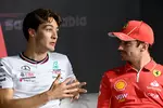 Foto zur News: George Russell (Mercedes) und Charles Leclerc (Ferrari)