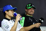 Foto zur News: Yuki Tsunoda (Racing Bulls) und Valtteri Bottas (Sauber)