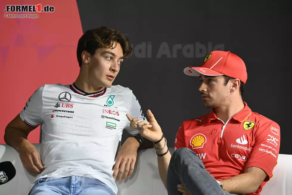 Foto zur News: George Russell (Mercedes) und Charles Leclerc (Ferrari)