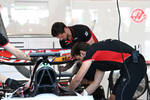 Foto zur News: Mechaniker bei Haas