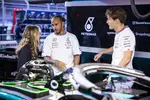 Foto zur News: Lewis Hamilton (Mercedes) und George Russell (Mercedes) mit Doriane Pin