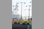 Foto zur News: Guanyu Zhou (Sauber) und Lando Norris (McLaren)