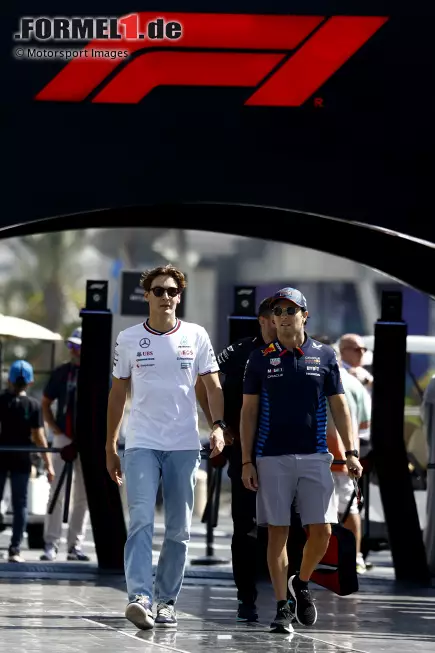 Foto zur News: George Russell (Mercedes) und Sergio Perez (Red Bull)