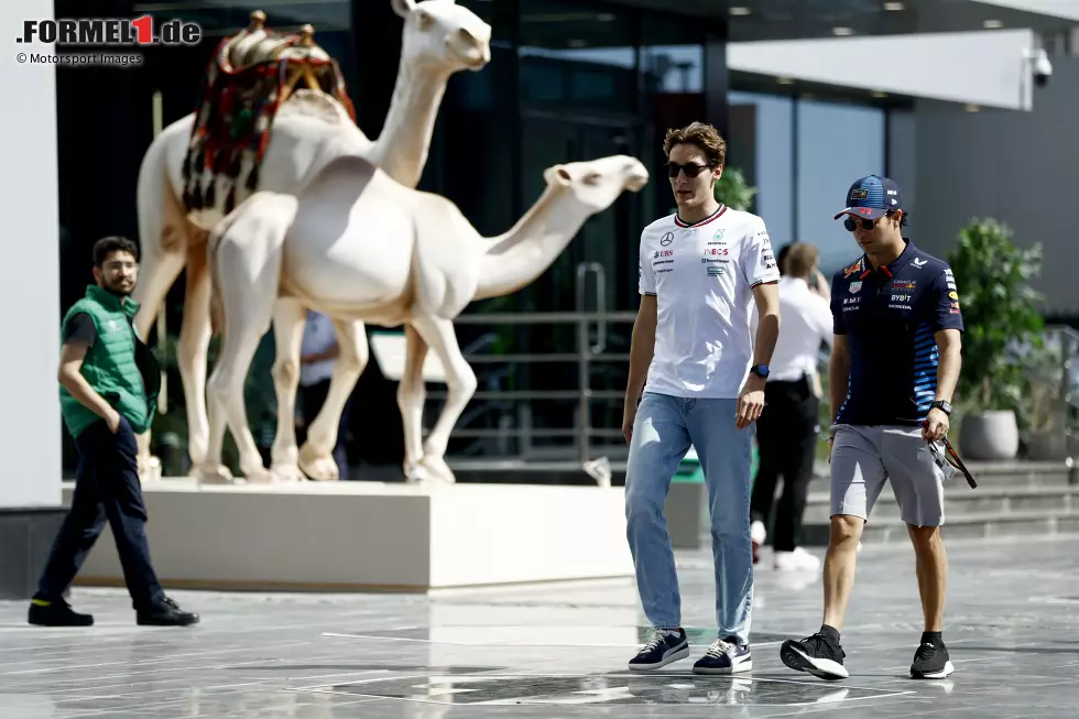 Foto zur News: George Russell (Mercedes) und Sergio Perez (Red Bull)