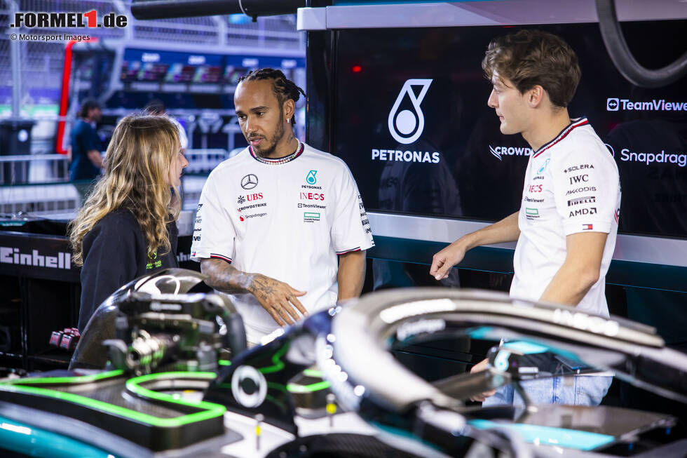 Foto zur News: Lewis Hamilton (Mercedes) und George Russell (Mercedes) mit Doriane Pin
