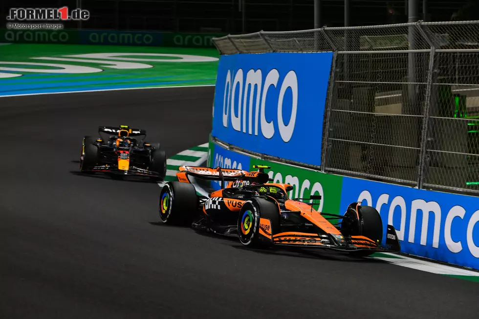 Foto zur News: Lando Norris (McLaren) und Sergio Perez (Red Bull)