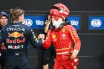 Foto zur News: Max Verstappen (Red Bull) und Charles Leclerc (Ferrari)