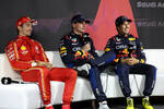 Foto zur News: Charles Leclerc (Ferrari), Max Verstappen (Red Bull) und Sergio Perez (Red Bull)