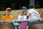 Foto zur News: Oscar Piastri (McLaren), Daniel Ricciardo (Racing Bulls) und George Russell (Mercedes)